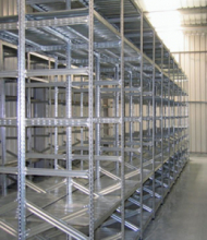 Scaffalatura industriale a ripiani lunghezza 10,5 metri , altezza 3,00 mt, profondità 60 cm  con 5 ripiani in altezza